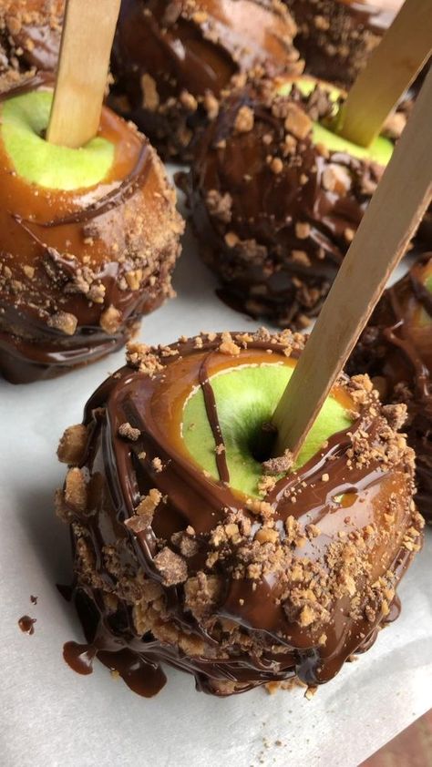 Caramel Apple Kits, Fall Traditions, Gourmet Candy Apples, Covered Apples, Gourmet Caramel Apples, Candy Apple Recipe, Caramel Apples Homemade, Caramel Apples Recipe, Chocolate Covered Apples