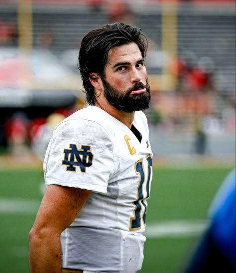 Nfl Wives, Handsome Bearded Men, Football Wags, Notre Dame University, Man Character, Sports Pictures, All Smiles, Cartoon Tv, Football Player