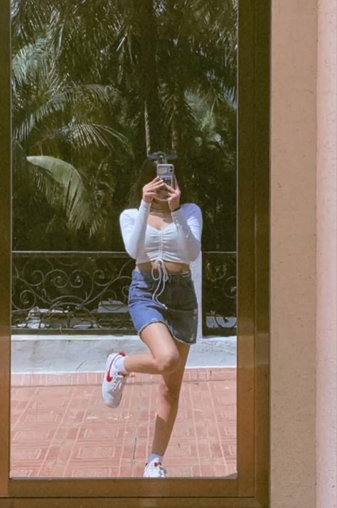 Mirrors Selfie, Friendship Vibes, Foodie Instagram, Bride Photography Poses, Girl Dpz, Hiding Face, Grunge Outfit, Shorts Outfits Women, Aesthetic Grunge Outfit