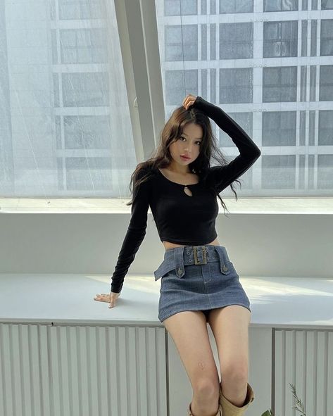 Acubi Mini Skirt, Mini Jeans Skirt Outfit, Skirt Outfit Korean, Jeans Skirt Outfit, Mini Jeans Skirt, Skirt Outfits Korean, Denim Skirt Outfit, Mini Jeans, Short Skirts Outfits