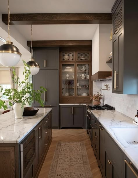 Beautiful details - that warm wood and color together are 👌🏻👌🏻 Design @westend.interiors Dark Cabinet Light Countertop Kitchen, White And Brown Kitchen Aesthetic, Craftsman House Interior Design, Small Kitchen Dark Cabinets, Staging Kitchen, Modern Craftsman Interior, Bw Design, Cozy Craftsman, Ideas Terraza