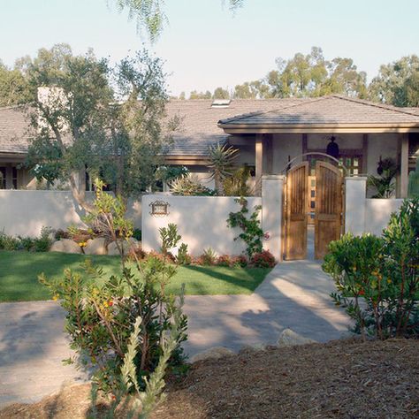 Stucco Fence, Fence Design Ideas, Jamaica House, Entry Gate, Courtyard Entry, Modern Front Yard, Front Courtyard, Front Yard Fence, Front Landscaping