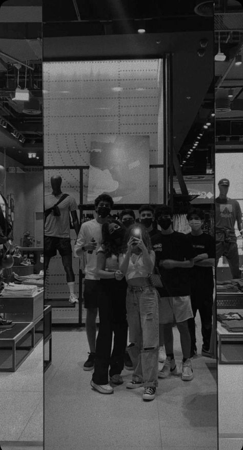 Mirror Selfie Black Aesthetic, Friends In Mall Aesthetic, Store Mirror Selfie Aesthetic, Black Aesthetic Friendship, Fake Pictures Best Friend, Mirror Photo With Friends, Mirror Selfie Aesthetic With Friend, Mall Selfie Ideas, Mirror Selfie Friends Aesthetic