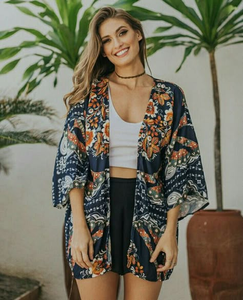 Kimono Cardigan Outfit, Shrug Outfit, Boho Attire, Look Kimono, Simple Style Outfits, 60s 70s Fashion, Aesthetic Dress, Outfit Layout, Coachella Outfit