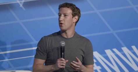 Facebook is testing a number of new privacy settings intended to better alert users of who they are sharing with on the platform. Facebook Ceo, Facebook Tips, Graphic Design Portfolio Inspiration, Privacy Settings, Real Estate Logo Design, Technology World, Logo Real, How To Use Facebook, Facebook Users