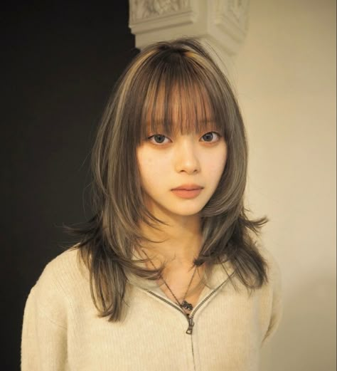 Short Hair Bangs And Layers, Japanese Hair Highlights, Layer Cut Medium Hair, Mid Haircut, Wavy Hair Curtain Bangs, Bangs And Highlights, Curtain Bangs Ideas, Soft Curtain Bangs, Hair Curtain Bangs