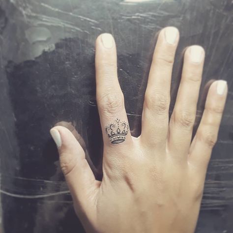 Crown Finger Tattoo, Redwood Tattoo, Fingers Tattoo, Small Crown Tattoo, Minimalist Tattoo Meaning, Thumb Tattoos, Tattoo Mini, Typography Tattoo, Queen Tattoo