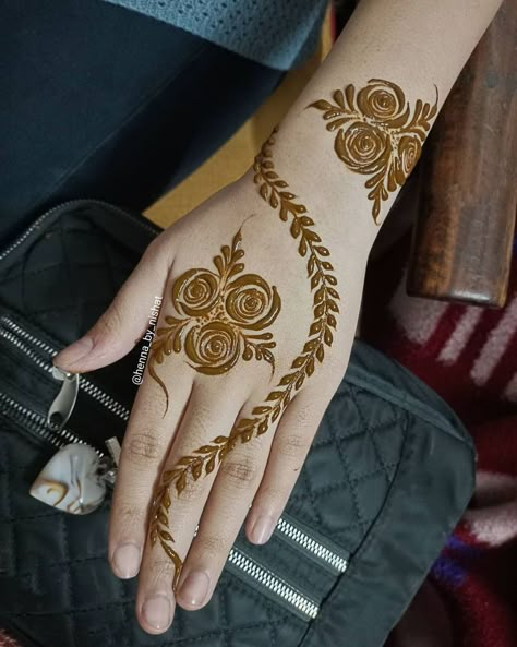 Simple Mehandi Desine Back Hand, Mehndi Designs 2023 Simple, Mehndi Designs Rose, Mehndi Designs 2022, Simple Mehendi, Hand Mehndi Designs, Mehndi Mehndi, Back Hand Mehndi, Heena Design