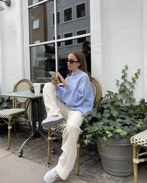 White Trousers Outfit Casual, White Trousers Outfit, Trousers Outfit Casual, White Pants Outfit, Estilo Hijab, Summer Office Outfits, High Waisted Dress, Winter Pants Outfit, Chic Business Casual