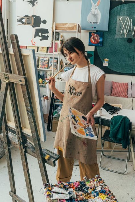 Painter Outfit, Painter Photography, Art Studio Storage, Female Painters, Perspective Drawing Architecture, Art Studio Room, Art Studio Design, Painter Artist, Canvas Painting Designs