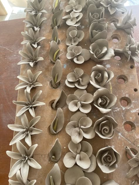 Botanical Clay Art, Air Dry Clay Flower Holder, Clay Flower Sculpture, Flower Bricks Ceramic, Ceramic Flower Bouquet, Ceramic Cute Ideas, How To Make Clay Flowers, Ceramic Flowers How To Make, Clay Flowers How To Make Easy