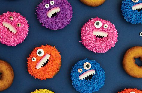 Great decorating idea for cupcakes or donuts! Monster Doughnuts, Halloween Food Snacks, Donut Decorating Ideas, Halloween Oreos, Spooky Halloween Food, Halloween Cookie Recipes, Making Donuts, Strawberry Donuts, Spooky Food