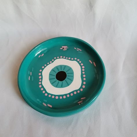 Poterry Clay Ideas, Clay Designs Ideas, Das Clay Ideas, Evil Eye Clay, Easy Clay Sculptures, Diy Pottery Painting, Clay Plates, Pottery Painting Designs, Clay Diy Projects