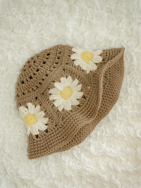 Daisy Crochet Hat, Pilusos A Crochet, Flower Bucket Hat, Crochet Flower Hat, Quick Crochet Projects, Beginner Crochet Tutorial, Quick Crochet Patterns, Crochet Hair Accessories, Crochet Business