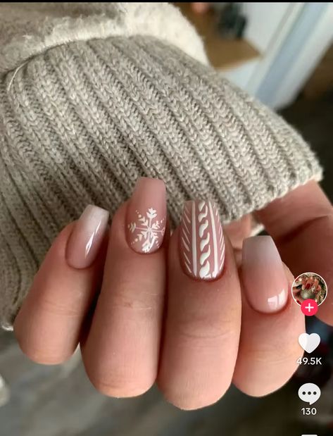 Pink Christmas Nails Acrylic Short, Short Acrylic Nails Coffin Winter, Christmas Nails Design Elegant, Xmas Nails Short, Christmas Nails Neutral, Short Xmas Nails, Neutral Christmas Nails, Winter Short Nails, Christmas Nails Elegant