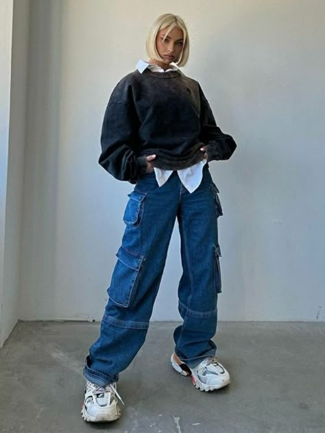 Blue Jeans 2023, Styling Cargo Jeans Women, Blue Cargo Jeans Outfit Winter, Outfit With Cargo Jeans, Blue Cargo Pants Outfit Winter, Cargo Jeans Pants Outfit, Cargo Jean Outfits, Cargo Pants Jeans Outfit, Cargo Jeans Street Style