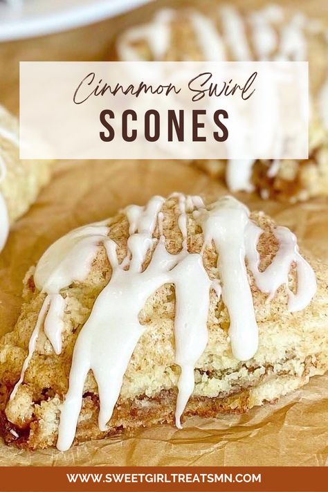 Cinnamon Roll Scones, Flaky Scones, Cinnamon Scones Recipe, Desserts Holiday, Baking Scones, Cinnamon Scones, Scones Recipe Easy, Sweet Easy, Homemade Scones