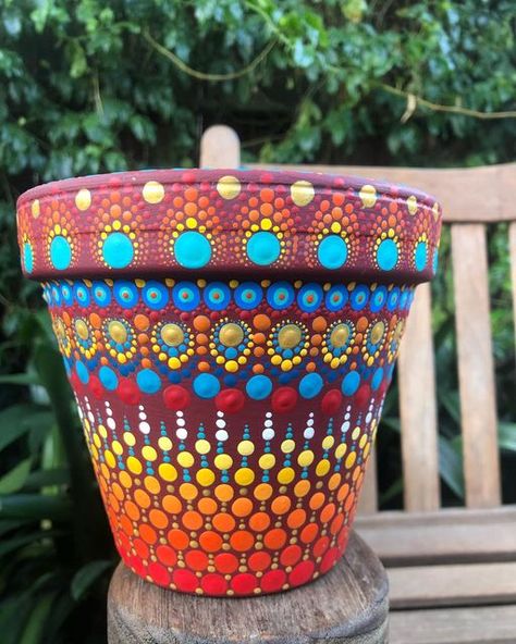 Painting Plant Pots, Terracotta Painting, Painted Terracotta Pots, Teracotta Pots, Old Cd Crafts, Painted Flower Pot, Dotted Drawings, Rustic Pots, Diy Pottery Painting