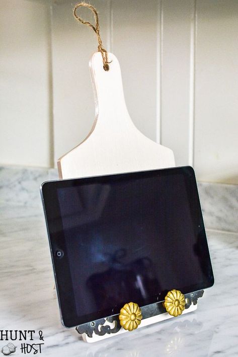 Dollar Store Tablet Holder DIY - Salvaged Living. #homedecorcrafts #homedecorprojects #diy #crafts #diycrafts #interiordesign Dollar Tree Recipe Holder, Diy Recipe Holder, Recipe Holders Diy Ideas, Diy Tablet Holder, Diy Tablet Stand, Kitchen Gift Ideas, Decorating Hacks, Diy Home Decor For Apartments, Kitchen Christmas