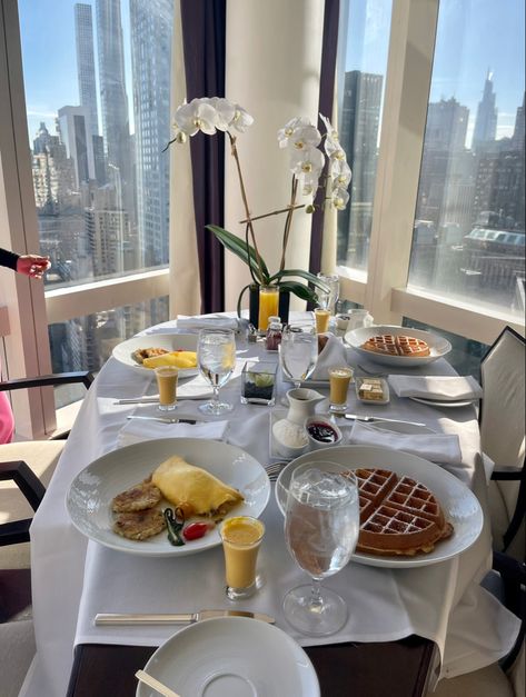 breakfast in NYC 😙 Nyc Breakfast Aesthetic, Nyc Apartment Kitchen, Breakfast In Nyc, Natural Light Kitchen, Nyc Breakfast, Appartement New York, New York Kitchen, 2023 Lifestyle, Nyc Kitchen