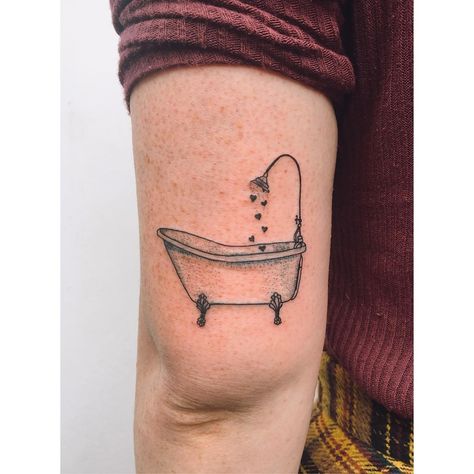 Bath tattoo on the back of the left upper arm Bathtub Tattoo, Bath Tattoo, Shower Tattoo, Wisdom Tattoo, Simple Tattoos For Women, Wallpaper Bathroom, Tattoo Board, Inkbox Tattoo, Take A Shower