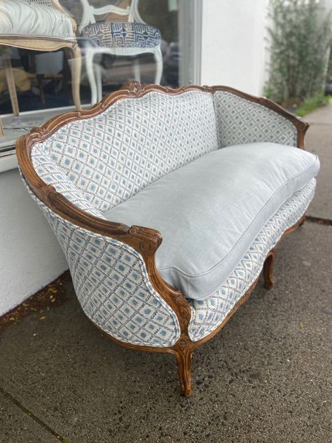 Antique Couch, Antique Settee, Vintage French Furniture, Vintage Settee, Vintage Sofas, Pull Out Sofa, Boutique Ideas, Chair Makeover, Furniture Refinishing