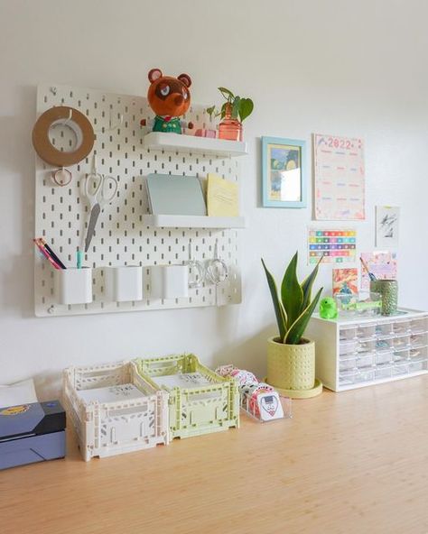 Small Business Desk, Ikea Board, Business Office Ideas, Desk Arrangements, Small Business Office, Business Desk, Packing Station, Small Business Organization, Toddler Bedrooms