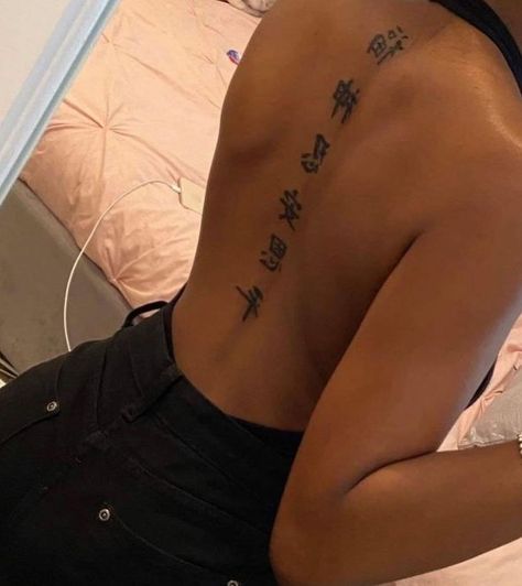 Tattoos For Latinas, Girl Spine Tattoos, Girl Back Tattoos, Cute Hand Tattoos, Spine Tattoos For Women, Tattoos For Black Skin, Pretty Tattoos For Women, Dope Tattoos For Women, Stylist Tattoos