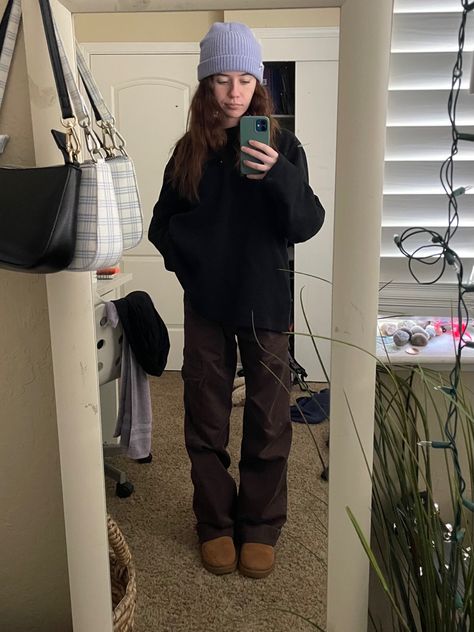 Cargos With Uggs, Brown Pants Inspo Outfit, Uggs With Cargo Pants, Cargo Pants With Uggs, Brown Cargo Pants Outfit Winter, Brown Ugg Outfit, Brown Cargos Outfits, Brown Pants Winter Outfit, Outfits With Brown Uggs