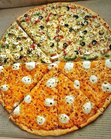 Lapinoz Pizza Snap, Monster Pizza, Food Variety, Food To Eat, Food Aesthetics, Coffee Drink Recipes, Pizza Party, Our Generation, Cheese Pizza