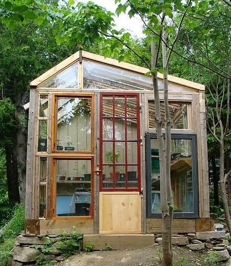 Dishfunctional Designs: More Greenhouses Made With Salvaged Windows Serre Diy, Recycled Windows, Salvaged Windows, Window Greenhouse, Greenhouse Shed, Greenhouse Plans, Greenhouse Ideas, Green Houses, Potting Sheds