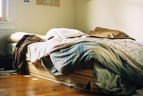 Untitled - by michelle k. a., via Flickr Comfy Grunge, Bed Comfy, Kids Beds For Boys, Unmade Bed, Anna And The French Kiss, Messy Bed, College Bedroom, Rustic Bedding, Simple Bed