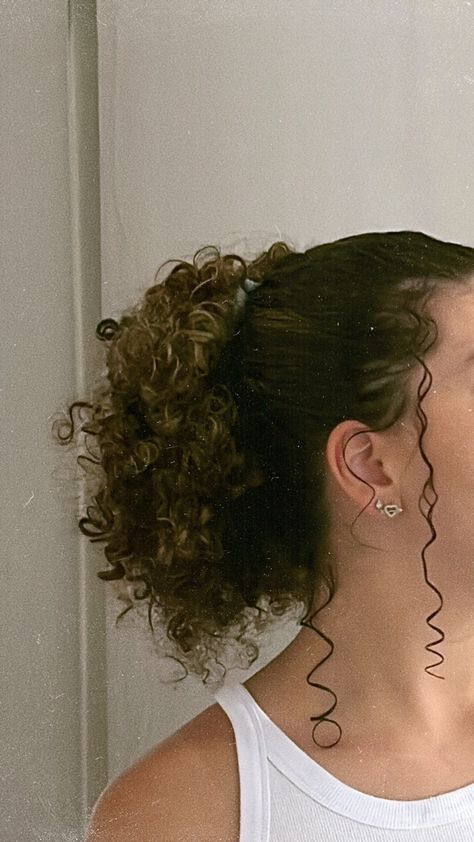 Curly Hair Girl, Curly Hair Ponytail, Short Ponytail, Curly Styles, Hair Ponytail, Hair Girl, Different Hairstyles, Curly Hairstyles, Ponytail Hairstyles