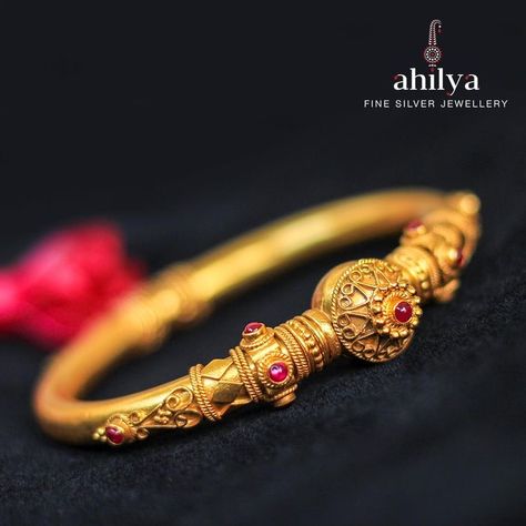 Women Gold Bangles, Aesthetic Engagement Ring, Aesthetic Engagement, Oxidized Jewellery, Unique Gold Jewelry Designs, Gold Bangles For Women, New Gold Jewellery Designs, Antique Gold Jewelry Indian, Gold Bangle Set