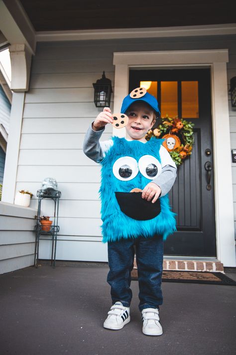 Homemade cookie monster costume with mouth that holds felt cookies! Cookie Monster Couple Costume Diy, Cookie Monster Costume Diy, Easy Cookie Monster Costume, Cookie Monster Costumes, Homemade Cookie Monster Costume, Toddler Cookie Monster Costume, Cookie Monster Halloween Costume, Monster Cookies Halloween, Toddler Cookies