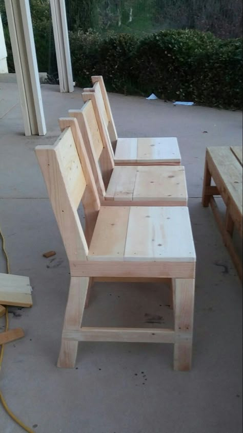 Simple chairs... I'm still learning and having fun Woodworking Plans Workbench, Wood Chair Diy, Diy Garden Furniture, Into The Woods, Pipe Furniture, Diy Holz, Woodworking Furniture, Diy Chair, Easy Woodworking Projects