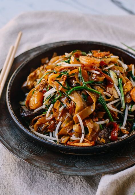 Char Kway Teow, Rice Noodles Stir Fry, Fried Rice Noodles, Wok Of Life, Woks Of Life, Chinese Stir Fry, The Woks Of Life, Asian Stir Fry, Pork Stir Fry