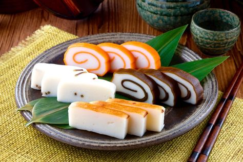 Kamaboko, or Japanese fish cake, is steamed, prepared into colorful cylindrical cakes, and sliced. Japanese Fish Cake, Fish Cakes Recipe, Japanese Food Traditional, Cake Recipes At Home, Cake Liner, Japanese Fish, Japanese Sweet, Food Articles, Fish Cake