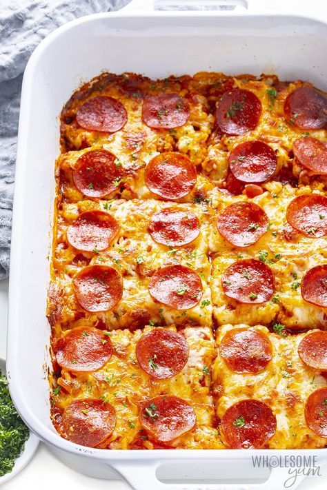 Pizza Casserole (Easy, 5 Ingredients!) - Wholesome Yum 200 Calorie Meals, Best Homemade Pizza, Casserole Easy, Wholesome Yum, Pizza Casserole, Diet Recipes Easy, Best Low Carb Recipes, Low Carb Diets, Healthy Pizza