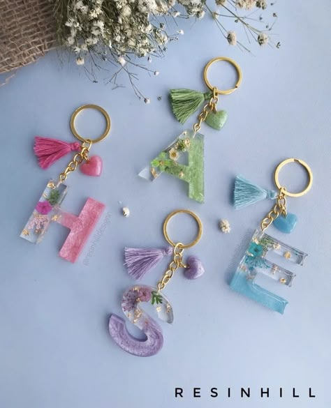 Diy Resin Gifts, Diy Resin Keychain, Resin Pendant Diy, قلادات متدلية, Keychain Craft, Resin Crafts Tutorial, Diy Resin Projects, Resin Jewelry Diy, Acrylic Keychains