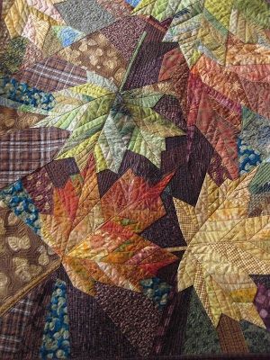 Fall Fiber Art, Quilt Leaf Pattern, Fall Leaves Quilt, Leaves Quilt Pattern, Autumn Leaves Quilt Pattern, Leaf Quilts, Maple Leaf Quilts Autumn Leaves, فن النسيج, Fall Quilt Patterns