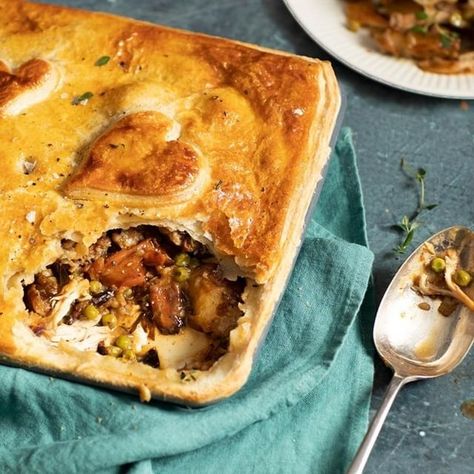 Chicken Pie Puff Pastry, Roast Chicken Pie, Leftover Roast Chicken, Panini Recipes Chicken, Leftover Gravy, Roast Chicken And Gravy, Great British Food, Chicken Pie Recipe, Leftover Pie