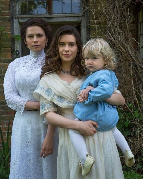 Hayley Atwell, left, and Philippa Coulthard, sisters in Howards End Howards End, Vintage Outfit Inspiration, Literary Classics, Howard End, Hayley Atwell, 20th Century Fashion, Agent Carter, Gibson Girl, Fashion Themes