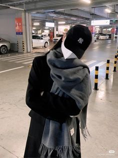 Korean Scarf Outfit, Cap Outfit Korean, Grey Scarf Outfit Winter, Gray Scarf Outfit, Black Scarf Outfit, Korean Style Winter, Scarf Outfit Winter, Cap Outfit, Outfit Korean