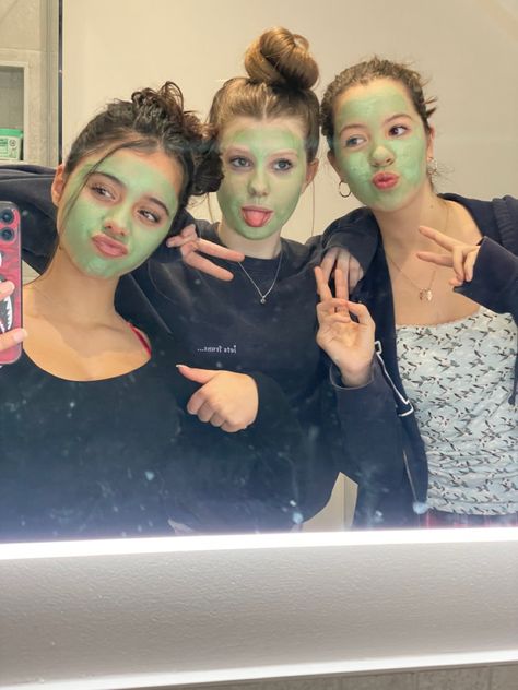 Face Mask Pictures With Friends, Face Mask Photos With Friends, Face Mask With Friends, 3 Person Selfie, Face Masks With Friends, Aesthetic Friendship Photos, Selfie Ideas With Friends, Facemasks Aesthetic, Trio Friends Aesthetic