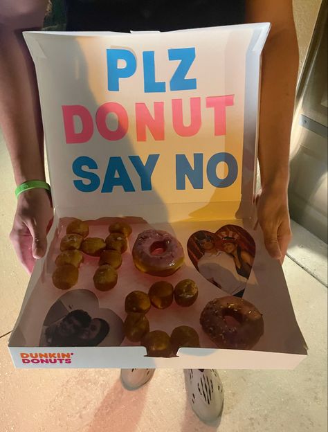 Donut Hoco Proposals Ideas, Donut Hoco Proposal, Dunkin Promposal, Dunkin Hoco Proposal, Hoco Proposals Ideas Starbucks, Hoco Proposals Ideas Food, Food Hoco Proposals, Food Hoco Proposals Ideas, Courtwarming Proposals