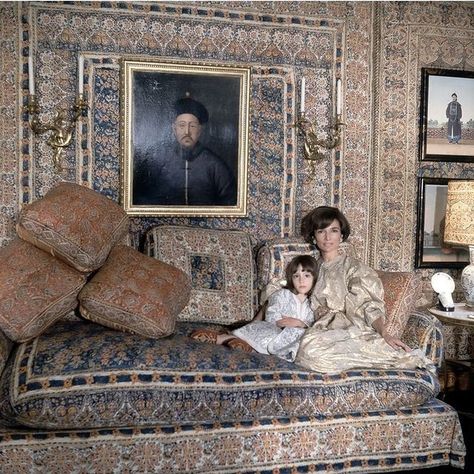 Lee Radziwill and her daughter Anna Christina, in the Turquerie room of their London house, interior designed by Renzo Mongiardino. Photographed by Cecil Beaton for Vogue in 1966. Princess Apartment, Dramatic Interior, Nicky Haslam, Caroline Lee, London Drawing, Chic House, Maria Shriver, Eclectic Chic, Lee Radziwill