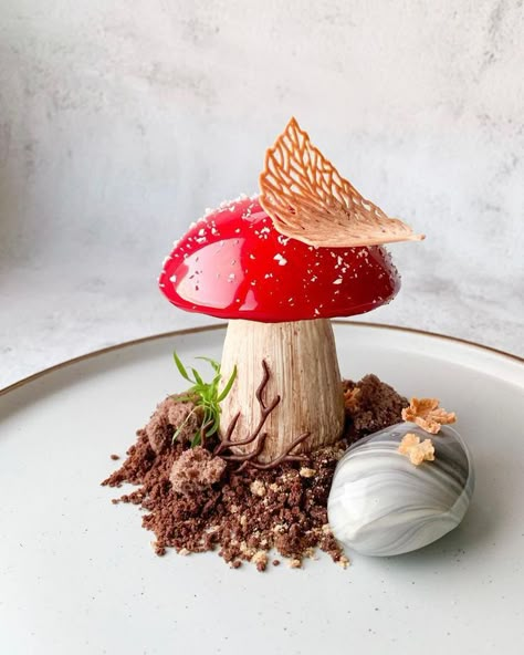 Mushroom Dessert, Creamy Mushroom Risotto, Sweets Table Wedding, Fine Dining Desserts, Gourmet Food Plating, Magical Mushroom, Raspberry Mousse, Dessert Presentation, Mousse Dessert