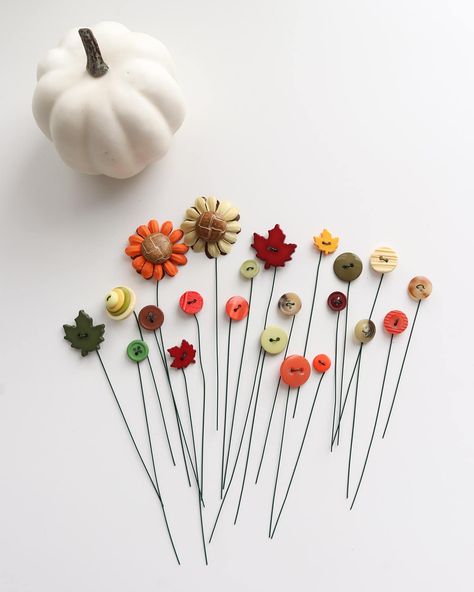 This fall button bouquet in a foam pumpkin is such a fun dollar tree craft! This is a great way to turn boring foam pumpkins into a cute decor piece. This also makes a great fall gift. Christmas Button Bouquet, Fall Flower Crafts For Kids, Button Flowers Diy, Cheap Craft Ideas For Adults, Button Flowers In Salt Shakers, Fall Button Crafts, Button Flowers How To Make, Easy Diy Fall Decor, Girly Crafts