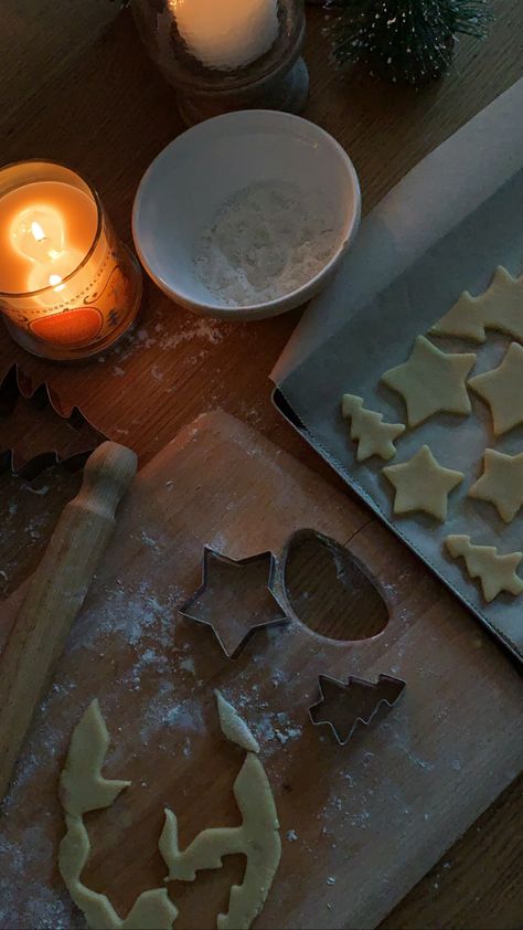 Gingerbread Making Aesthetic, Making Christmas Cookies Aesthetic, Winter Cookies Aesthetic, Gingerbread Men Aesthetic, Making Cookies Aesthetic, Baking Christmas Cookies Aesthetic, Summer Christmas Aesthetic, Gingerbread Cookies Aesthetic, Christmas Cookies Aesthetic